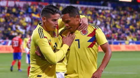 James Rodríguez celebra con Carlos Bacca durante un partido contra Costa Rica en 2018.
