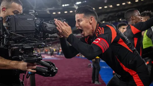 James Rodríguez celebra la victoria de Colombia ante España en Londres.
