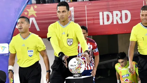 La terna arbitral que se encargó del partido entre Millonarios y Junior en la Liga colombiana.
