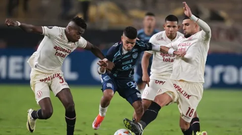 José Enamorado lucha un balón con Universitario.
