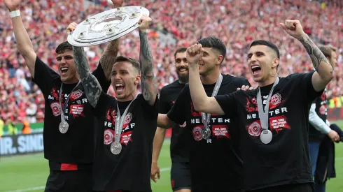 Gustavo Puerta festejó con los hinchas del Leverkusen el título de la Bundesliga.
