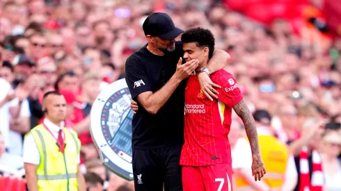 Jürgen Klopp y su último abrazo con Luis Díaz en Anfield.
