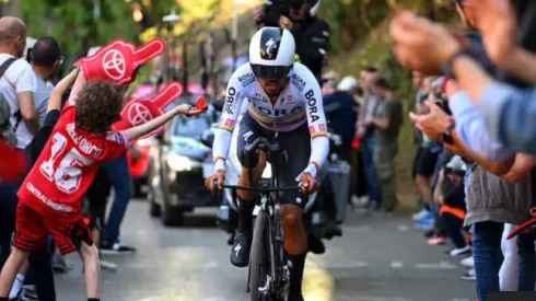 Daniel Martínez sigue brillando en el Giro; podio de etapa y subió en la general