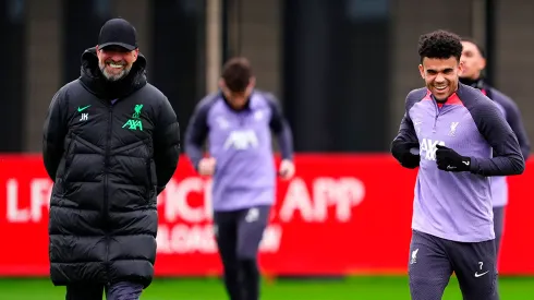 Jürgen Klopp y Luis Díaz en un entrenamiento del Liverpool.
