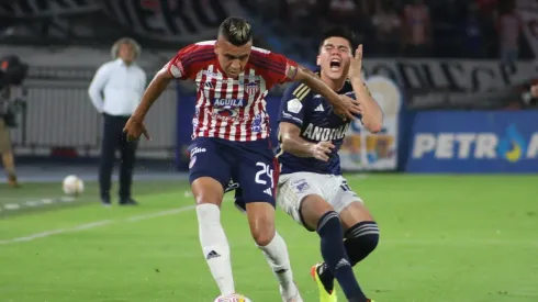 Víctor Cantillo pelea un balón con Daniel Ruiz.

