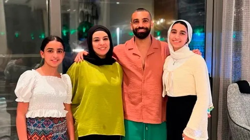 Mohamed Salah y su foto en Instagram junto con sus hermanas.
