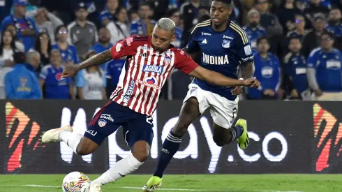 Jermein Peña y Emerson Rodríguez, en el partido entre Millonarios y Junior en Bogotá.
