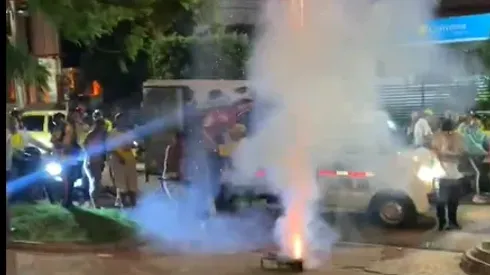 Como en la Copa Libertadores: hinchas de Bucaramanga no dejaron dormir a los jugadores de Santa Fe