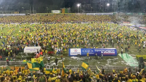 Hinchas de Atlético Bucaramanga invadiendo la cancha del estadio Alfonso López.
