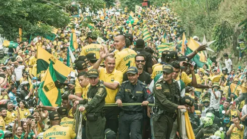 Jugadores de Atlético Bucaramanga en el recibimiento de los hinchas.
