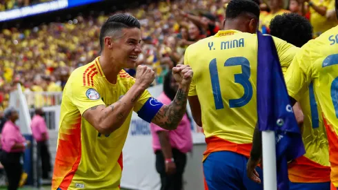 James Rodríguez festeja con los hinchas de la Selección Colombia.
