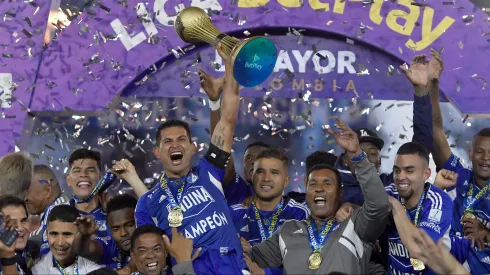 Jugadores de Millonarios celebran con el trofeo como campeones de la Liga I_2023.
