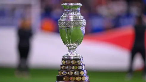 El histórico trofeo de la Copa América, el más preciado.
