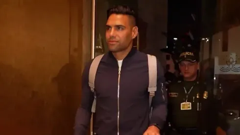 Falcao García llegando al hotel de concentración.
