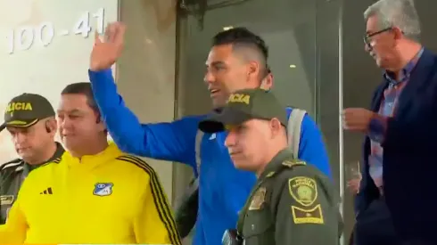 Radamel Falcao, saliendo del hotel donde concentra Millonarios en Bogotá.
