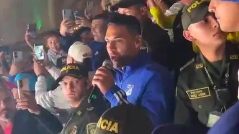 Radamel Falcao se juntó con la hinchada de Millonarios en la concentración del equipo.
