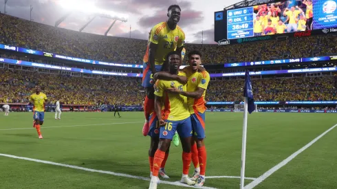 La Selección Colombia festeja el primer gol del partido en Charlotte.
