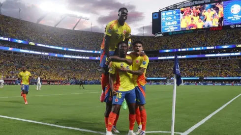 Jugadores de Colombia celebran el gol de Lerma.
