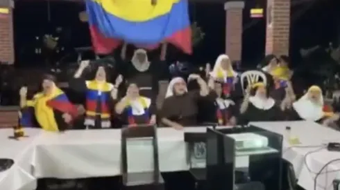 Monjas celebran la victoria de Colombia.
