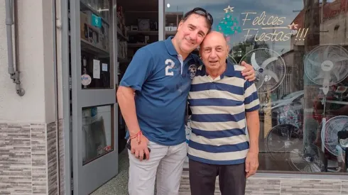 Néstor Lorenzo comparte con sus vecinos en el barrio que lo vio crecer en Argentina.

