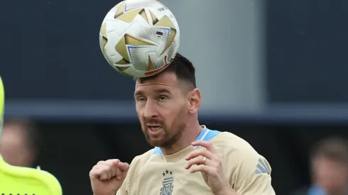 Messi con la pelota de la Copa América 2024
