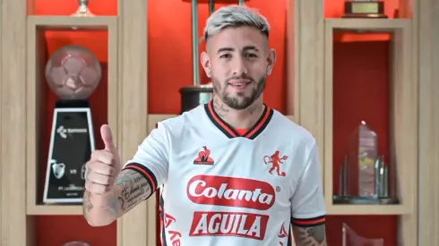 Rodrigo Holgado posando como nuevo jugador de América de Cali.
