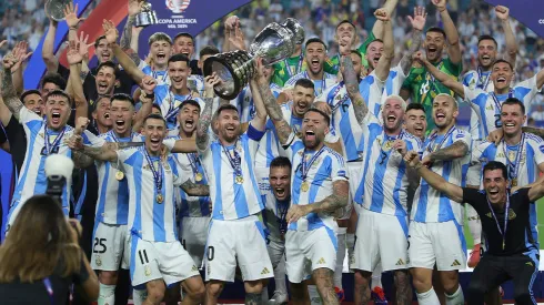 Argentina con el trofeo de la Copa América 2024.
