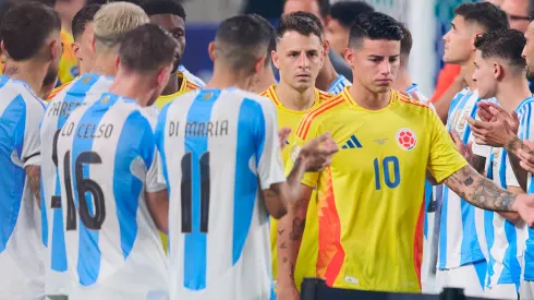 Jugadores de Argentina hacen el pasillo a Colombia en la final de la Copa América 2024.
