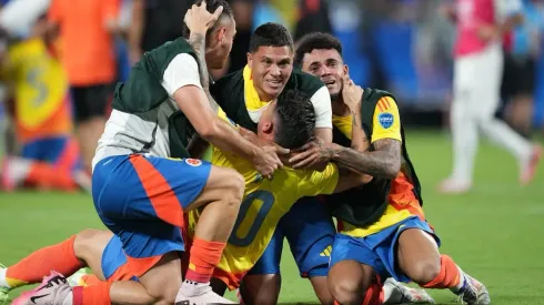 Jugadores de Colombia celebran el paso a las semifinales.
