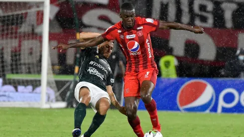 Brayan Medina con América de Cali ante Deportivo Cali por la fecha 16 de la Liga BetPlay DIMAYOR I 2022.
