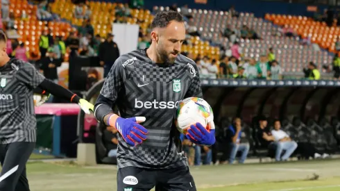 MEDELLIN – COLOMBIA, 30-07-2024: David Ospina arquero de Nacional  caleienta previo al partido entre Atlético Nacional y La Equidad por la fecha 9 como parte de la Liga BetPlay DIMAYOR II 2024 jugado en el estadio Atanasio Girardot de la ciudad de Medellín. / David Ospina goalkeeper of Nacional warms up prior the between Atletico Nacional and La Equidad match for the date 9 as part of BetPlay DIMAYOR League II 2024 played at Atanasio Girardot stadium in Medellín city. Photo: VizzorImage / Donaldo Zuluaga / Cont
