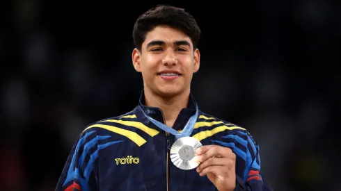 Ángel Barajas de Colombia celebrando su medalla de plata en París 2024.
