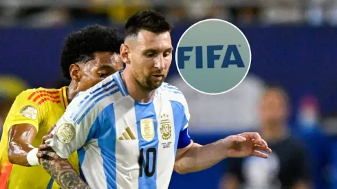 Johan Mojica, Lionel Messi y el logo de la FIFA.
