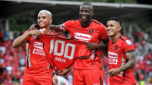 Gustavo Adrián Ramos del América de Cali celebra su gol 100 con el club.
