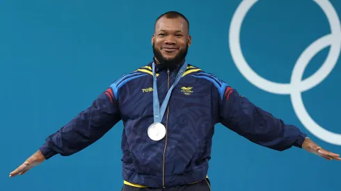 Yeison López celebra en el podio su medalla de plata en París 2024.
