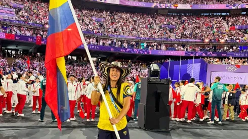 Mariana Pajón, llevando la bandera de Colombia en la clausura de París 2024.
