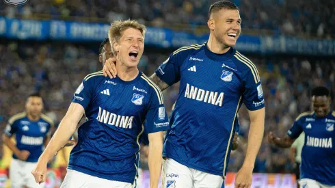 Juan Pablo Vargas festejando junto a Andrés Llinás su gol con Millonarios.
