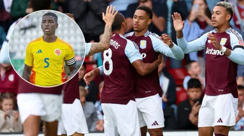 Jugadores de Aston Villa celebrando su gol.
