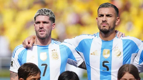 Rodrigo De Paul y Leandro Paredes de Argentina ante Colombia.
