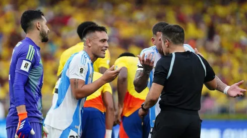 Lautaro Martínez discute con el árbitro.
