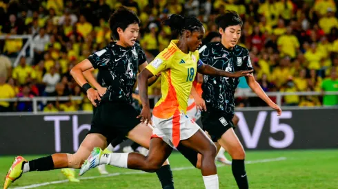 Linda Caicedo frente a dos jugadoras de Corea del Sur, en el Mundial femenino Sub-20.
