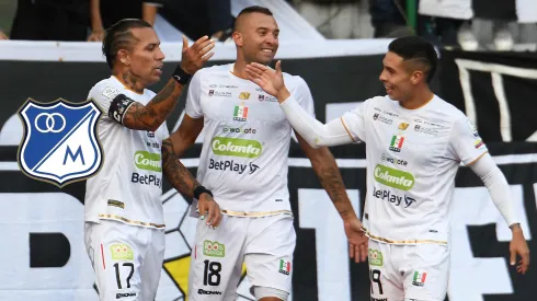 Jugadores del Once Caldas celebrando el gol por la Liga Colombiana.
