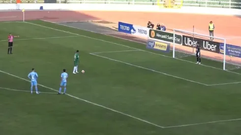 El momento del penalti de Oriente Petrolero.
