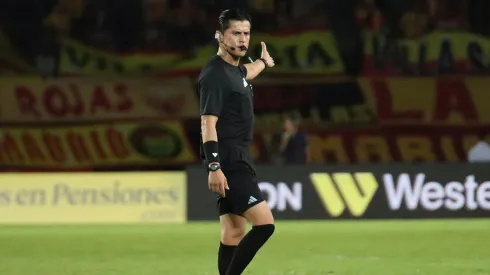 Jonathan Ortíz Tonguino, árbitro, durante partido entre Deportivo Pereira y Patriotas Boyacá por la fecha 11.
