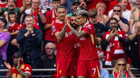 Darwin Núñez y Mo Salah festejan con Luis Díaz su doblete ante Bournemouth.
