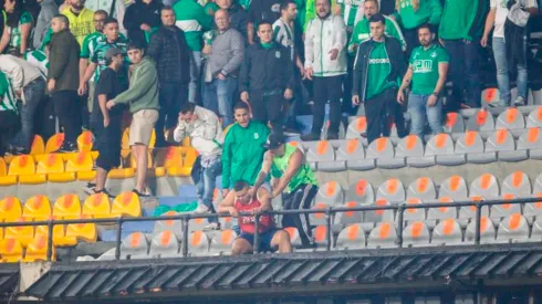 Hinchas de Nacional agreden a un hincha de Junior en el Atanasio.
