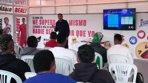 Una clase de finanzas para que los futbolistas aprendan a cuidar su dinero.
