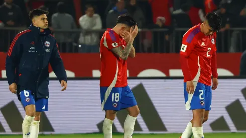 Jugadores de la Selección de Chile se lamentan tras la derrota ante Brasil.
