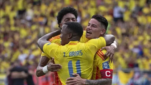 Jhon Arias, Johan Mojica y James celebran un gol contra Argentina en Barranquilla.
