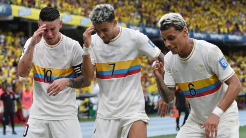 Luis Diaz, James Rodríguez y Richard Ríos celebrando el segundo gol de Colombia contra Chile. (Photo by Gabriel Aponte/Getty Images)
